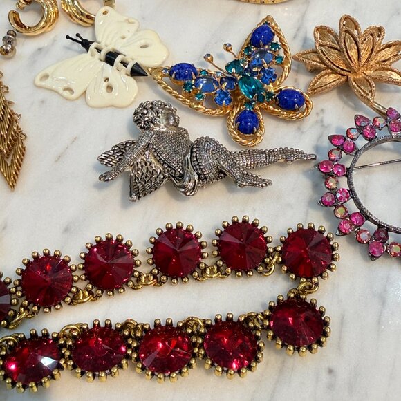 Gobs of Vintage jewelry with Beveled Mirror Vanity/Dresser Tray - Picture 15 of 17